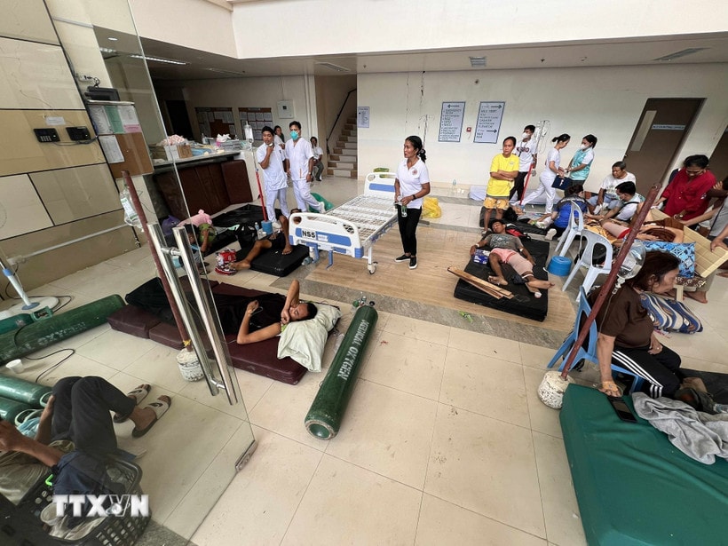 Nạn nhân bị thương do động đất được đưa tới bệnh viện ở Cebu, Philippines, ngày 1/10/2025. (Ảnh: THX/TTXVN)