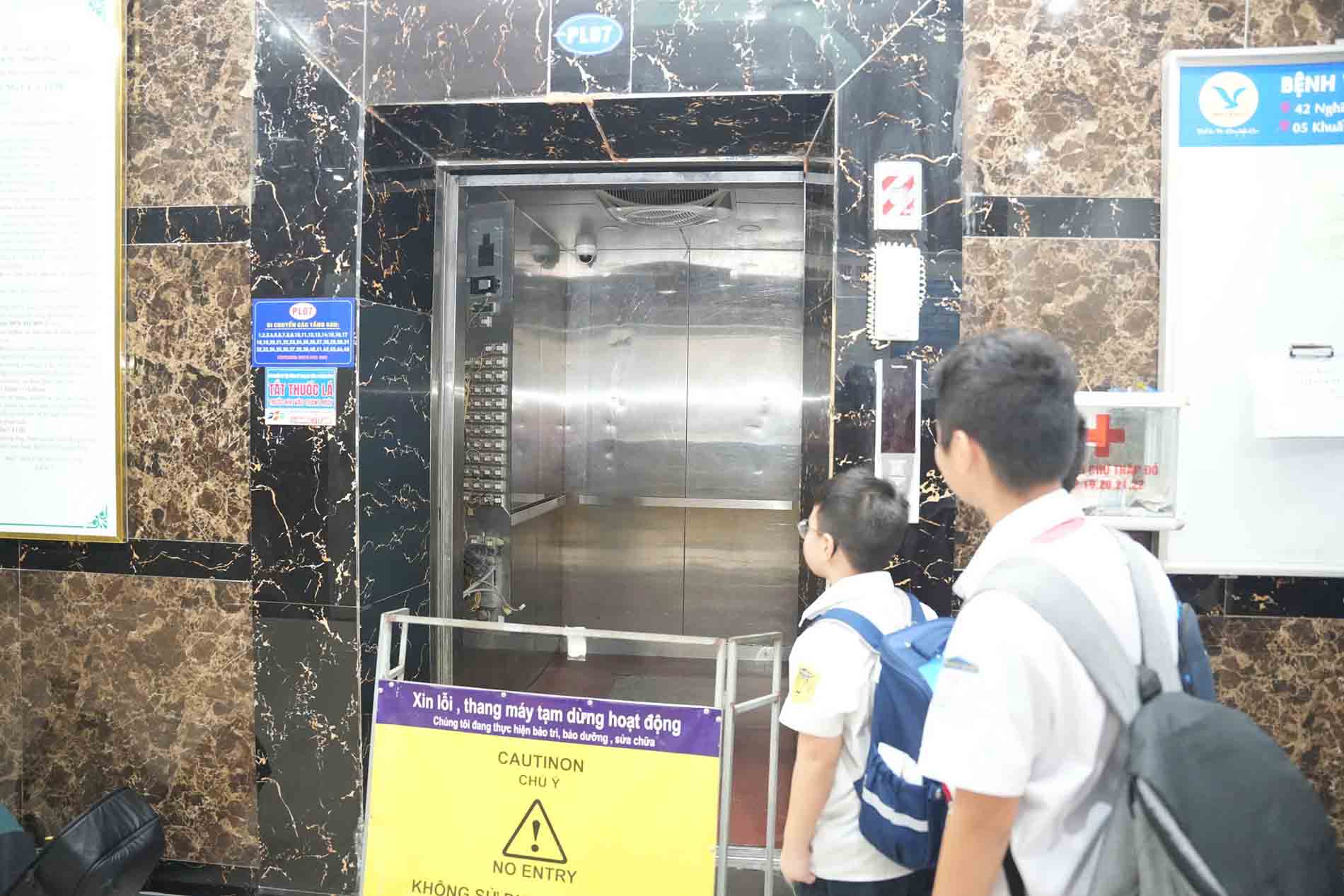 Thang máy số 7 của tòa nhà tạm dừng hoạt động để sửa chữa, ngày 30.9. Ảnh: Chánh Tiến