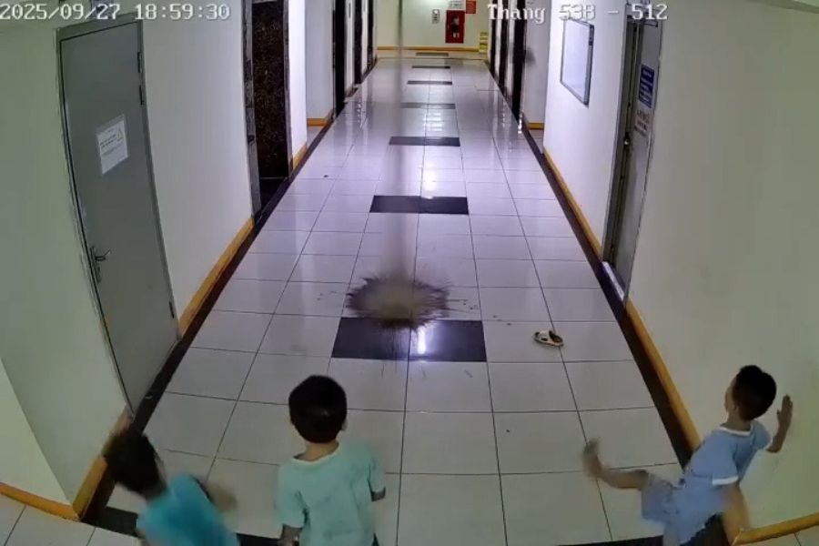 3 bé trai ném dép làm gãy vòi phun nước cứu hoả khiến 2 thang máy bị hư hỏng. Ảnh cắt từ clip