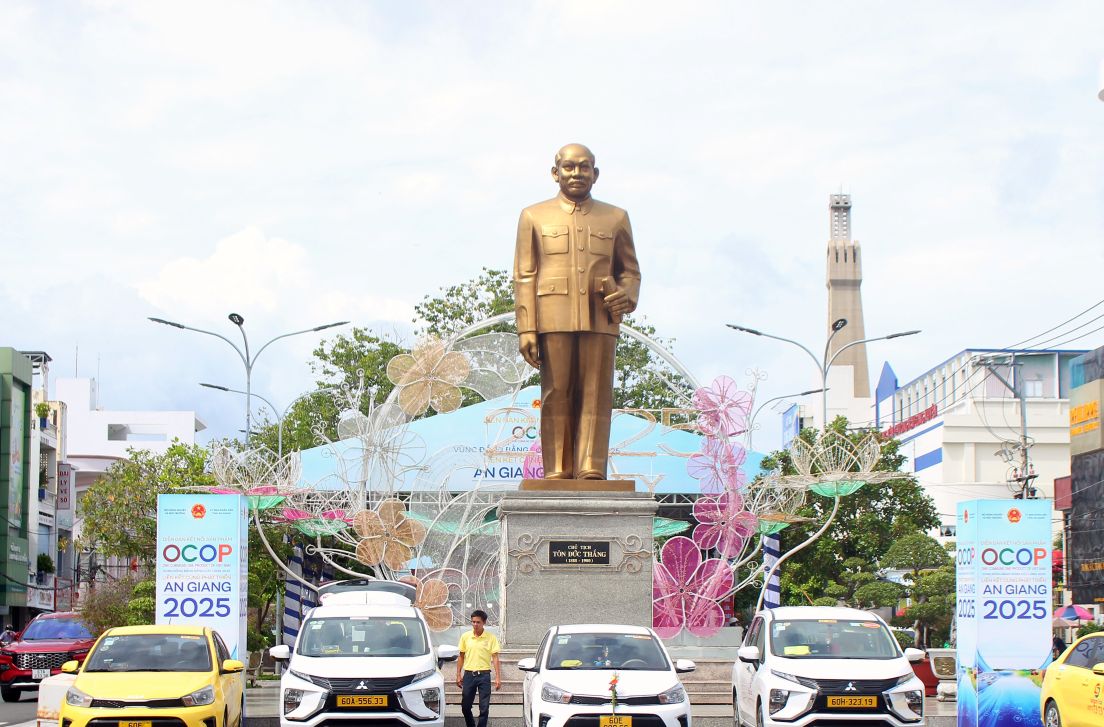 Diễn đàn OCOP Đồng bằng sông Cửu Long 2025 được tổ chức tại phố đi bộ Nguyễn Huệ, phường Long Xuyên, nơi có tượng đài Chủ tịch Tôn Đức Thắng. Ảnh: Thanh Mai