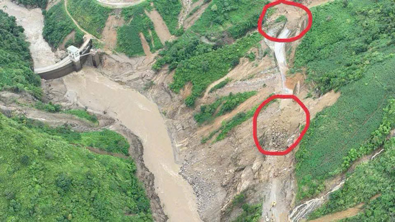 Chiếc xe xấu số và đoạn đường sạt lở tại xã Minh Lương, tỉnh Lào Cai. Ảnh: Công an cung cấp