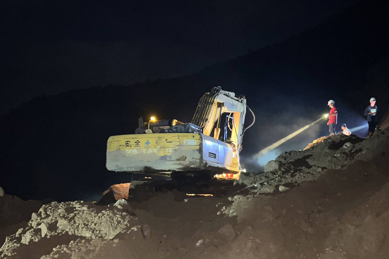 Máy móc được huy động để đưa xe cùng các nạn nhân ra ngoài. Ảnh: Công an cung cấp