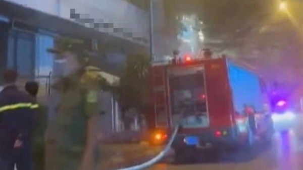 Cháy hầm gửi xe một phòng giao dịch trên đường Thụy Khuê