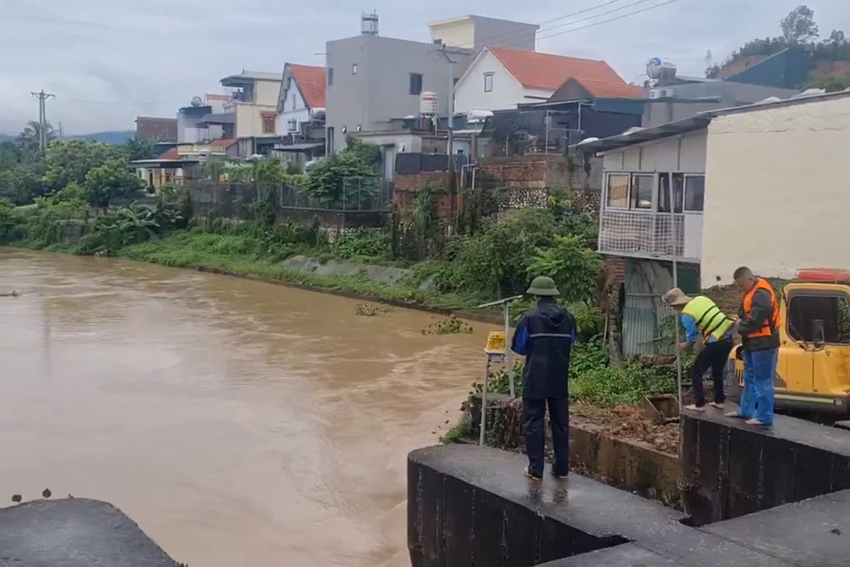 Cán bộ công ty Thủy lợi Yên Lập kiểm tra vùng hạ du tại phường Mông Dương. Ảnh: