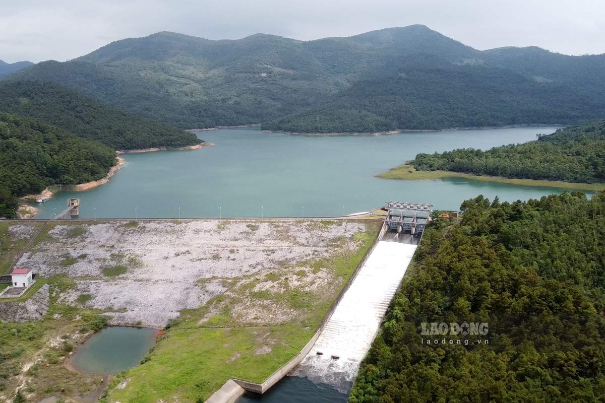 Toàn cảnh hồ Yên Lập, tỉnh Quảng Ninh. Ảnh: Đoàn Hưng