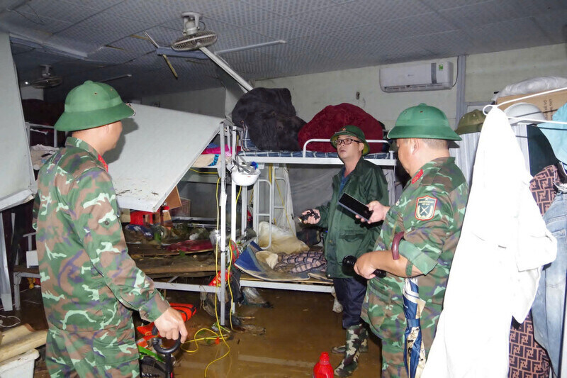 Khu nhà điều hành trung tâm cao tốc Đồng Đăng - Trà Lĩnh hoang tàn sau cơn lũ quét. Ảnh: Tân Văn