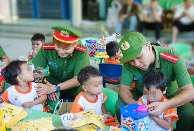 Nhiều trẻ vùng cao Đà Nẵng lần đầu được đón Tết Trung thu trọn vẹn. Ảnh: Phú Thiện