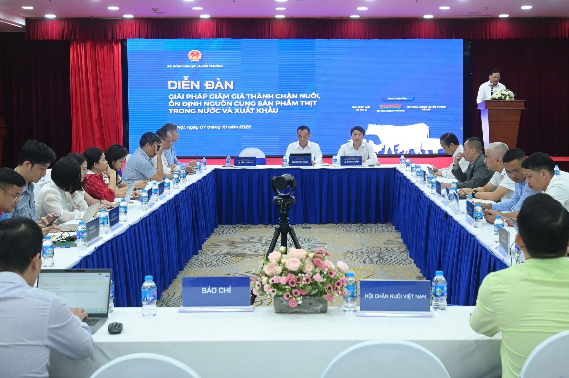 Quang cảnh diễn đàn. Ảnh: Tùng Đinh.