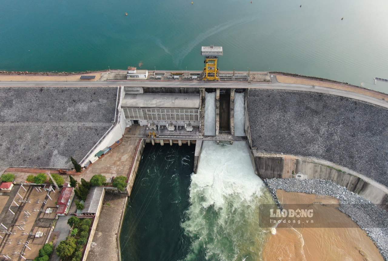 Thủy điện Thác Bà đóng toàn bộ cửa xả từ 6h30 ngày 7.10. Ảnh: Văn Đức.