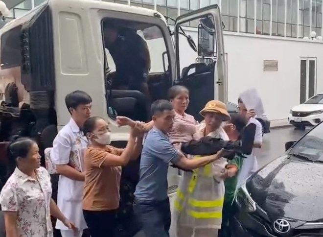 CSGT Hà Nội vừa phân luồng, vừa làm