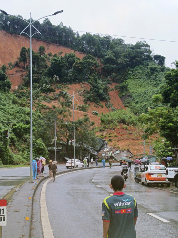 Vụ sạt lở tại xã Phong Hải, tỉnh Lào Cai khiến giao thông ách tắc. Ảnh: Người dân cung cấp
