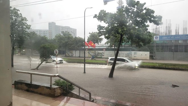 Mưa ngập, 2 con được nghỉ học, công nhân cũng phải xin nghỉ làm