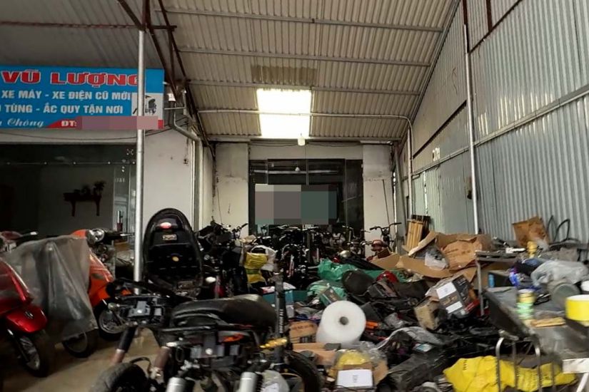 Nơi lắp ráp xe điện không giấy tờ tại cửa hàng xe điện Vũ Lượng (Hưng Yên). Ảnh: Nhóm PV