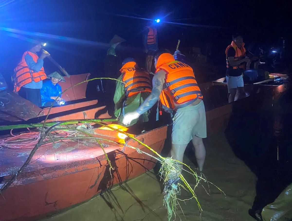 Lực lượng chức năng triển khai công tác tìm kiếm tung tích người phụ nữ bị lũ cuốn trôi tại xã Thiết Ông, tỉnh Thanh Hóa. Ảnh: Minh Tâm