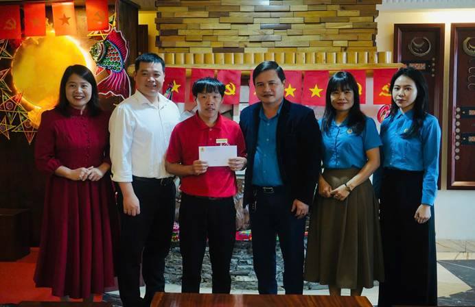 Công đoàn phường Sa Pa trao hỗ trợ cho đoàn viên Vàng A Tống. Ảnh: Lý Hà