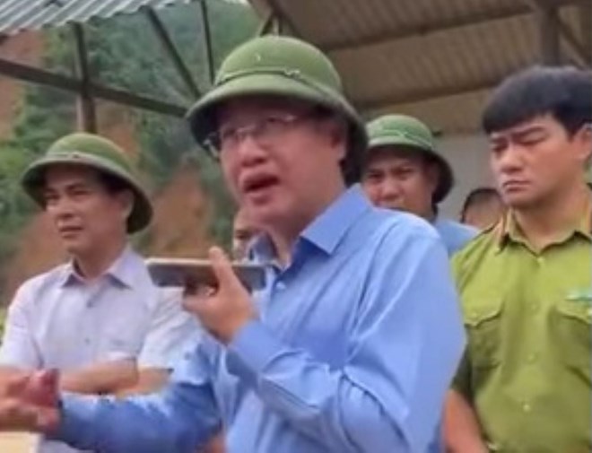 Ông Mai Xuân Liêm - Phó Chủ tịch UBND tỉnh Thanh Hóa gọi điện chỉ đạo ông Trần Duy Bình - Giám đốc Sở KHCN điều chuyển điện thoại vệ tinh lên các xã miền núi. Ảnh: Trần Lâm