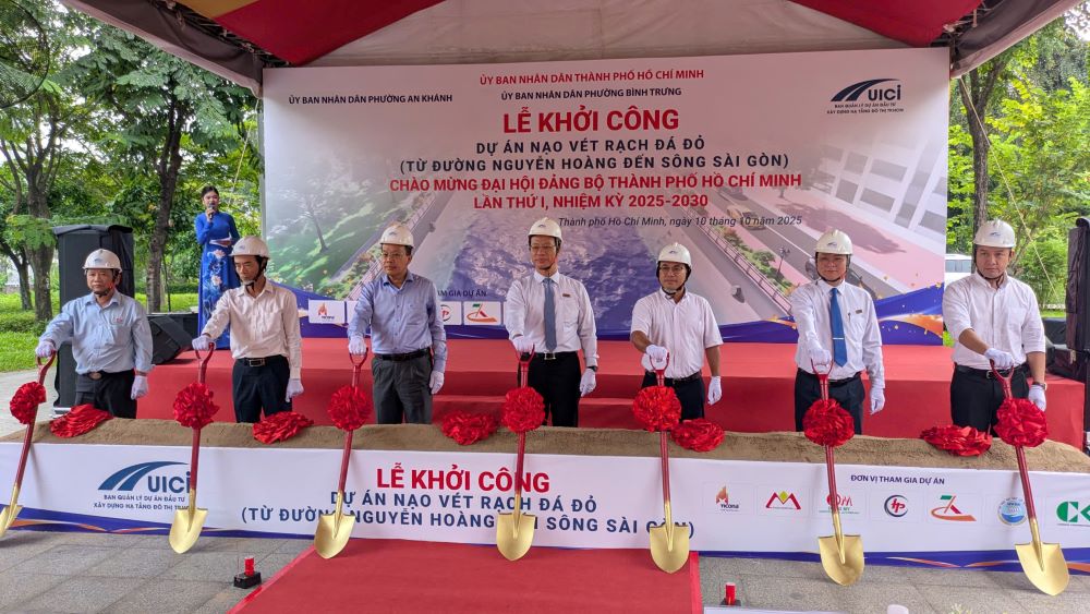 Các đại biểu thực hiện nghi thức khởi công dự án nạo vét rạch Đá Đỏ sáng 10.10 tại phường An Khánh, TP.HCM. Ảnh: Anh Tú