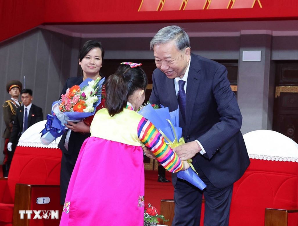 Thiếu nhi Triều Tiên tặng hoa chào mừng Tổng Bí thư Tô Lâm đến dự chương trình biểu diễn nghệ thuật kỷ niệm 80 năm thành lập Đảng Lao động Triều Tiên. Ảnh: TTXVN