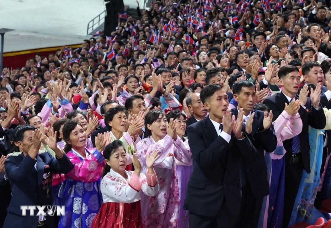 Quần chúng nhân dân Triều Tiên tham dự chương trình biểu diễn nghệ thuật kỷ niệm 80 năm ngày thành lập Đảng Lao động Triều Tiên. Ảnh: TTXVN