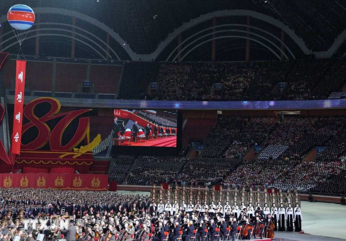 Chương trình biểu diễn nghệ thuật kỷ niệm 80 năm ngày thành lập Đảng Lao động Triều Tiên. Ảnh: TTXVN
