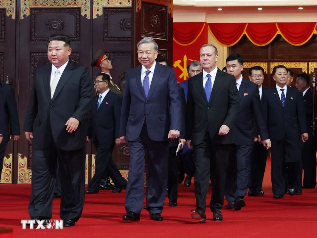 Chủ tịch Triều Tiên Kim Jong Un, Tổng Bí thư Tô Lâm, Chủ tịch Đảng Nước Nga Thống nhất, Phó Chủ tịch Hội đồng An ninh Liên bang Nga Dmitry Medvedev tham dự chương trình. Ảnh: TTXVN