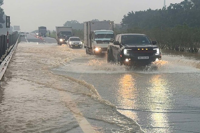 Thông báo phân luồng cao tốc Hà Nội - Thái Nguyên sau khi xuất hiện 2 điểm ngập