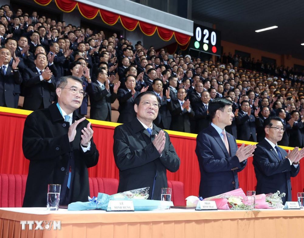 Các thành viên đoàn cấp cao Việt Nam tham dự chương trình nghệ thuật kỷ niệm 80 năm ngày thành lập Đảng Lao động Triều Tiên. Ảnh: TTXVN