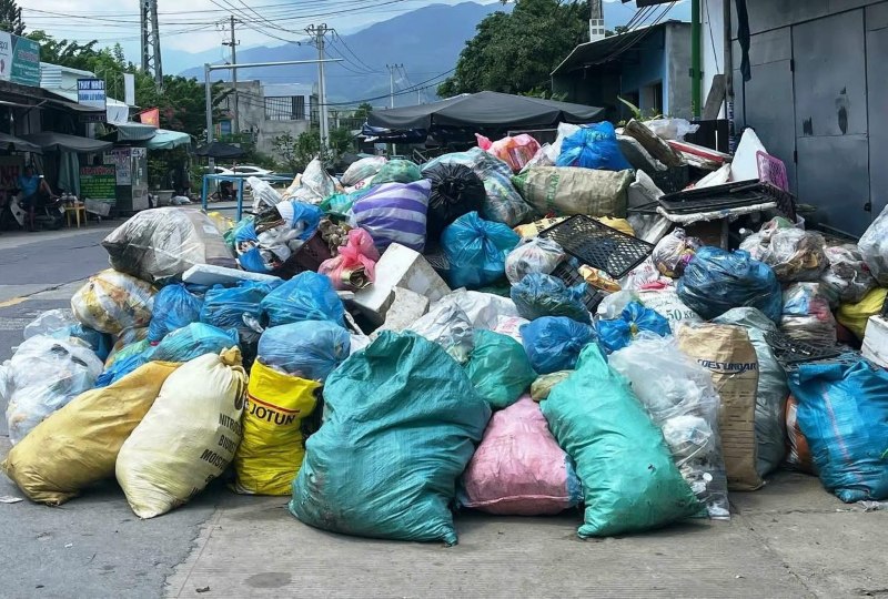 Chính quyền và người dân nỗ lực tự thu gom, xử lý nhưng vẫn không xuể trước lượng rác khổng lồ hàng trăm tấn mỗi ngày. Ảnh: Trường An