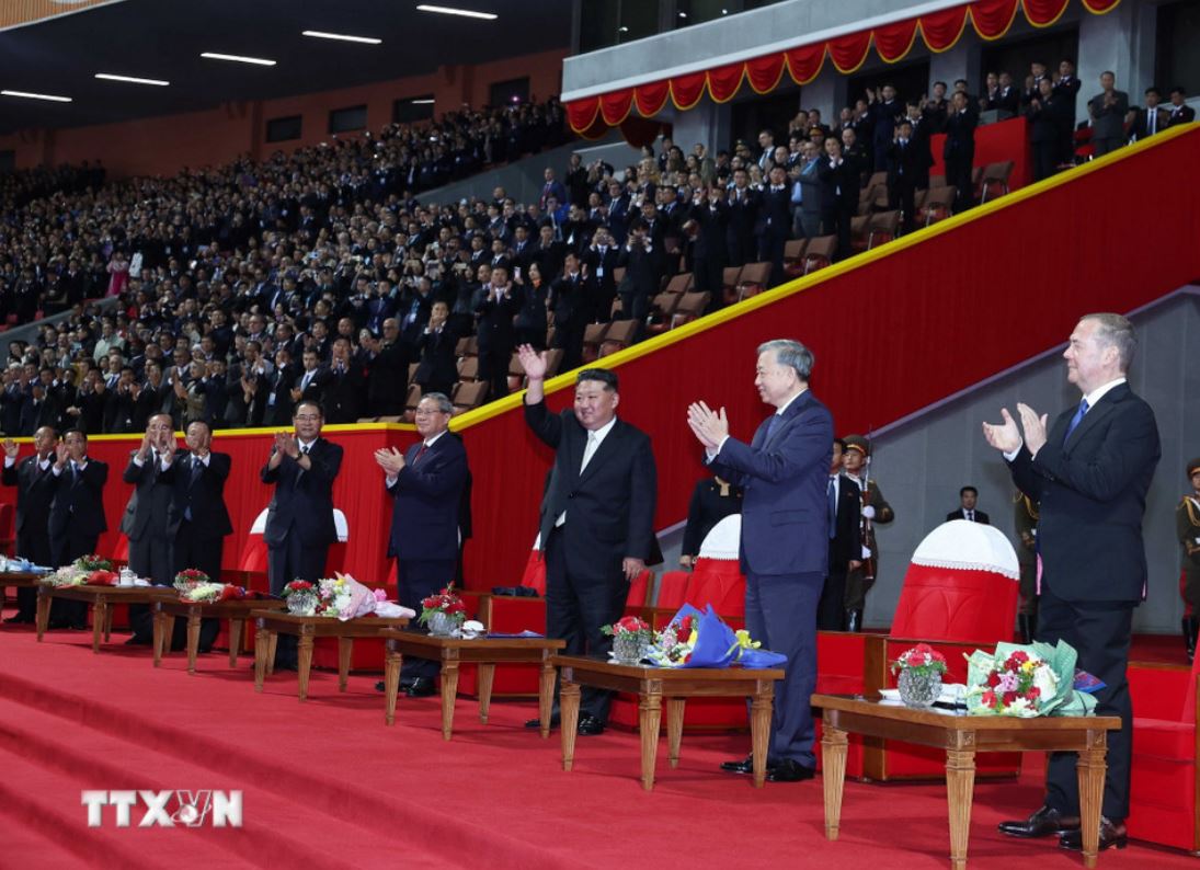 Tổng Bí thư Tô Lâm, Chủ tịch Triều Tiên Kim Jong Un và lãnh đạo các nước tham dự chương trình nghệ thuật kỷ niệm 80 năm ngày thành lập Đảng Lao động Triều Tiên. Ảnh: TTXVN