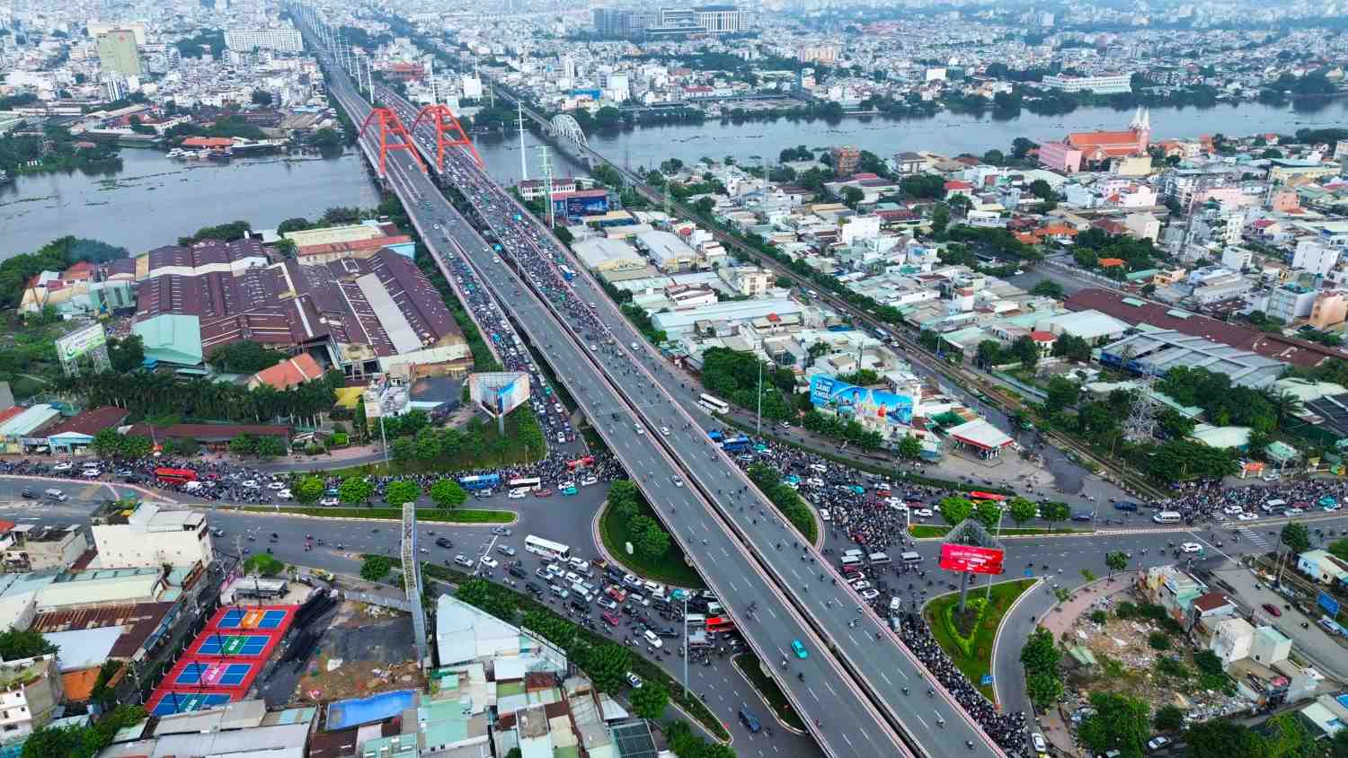 Đường ven sông Sài Gòn sẽ giúp giảm kẹt xe cửa ngõ Đông Bắc TPHCM. Ảnh: Anh Tú