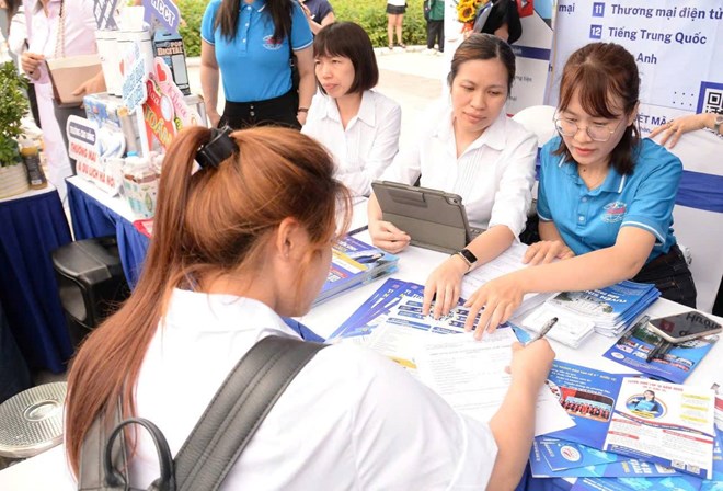Thương mại - dịch vụ dự báo tăng mạnh nhất về nhu cầu nhân lực tháng 10.2025 tại Hà Nội.