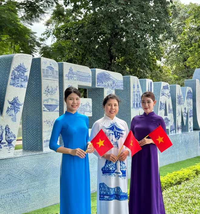 Họa sĩ Nguyễn Thu Thủy (giữa)