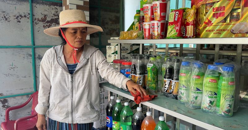 Cận cảnh bụi tro bám vào sản phẩm kinh doanh tại tiệm tạp hóa cách nhà máy chưa đến 100m. Ảnh: Hoàng Lộc