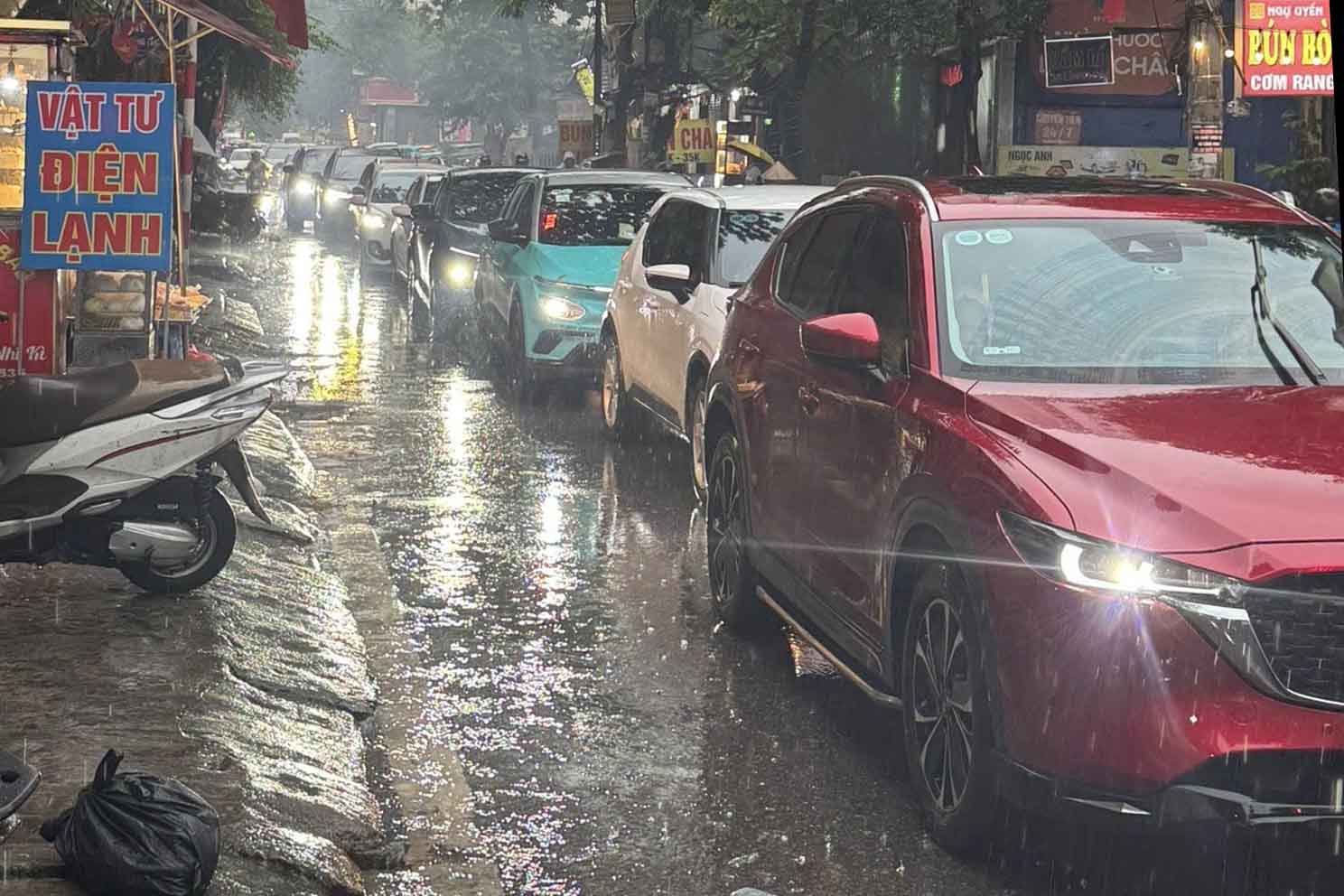 Ô tô di chuyển từng chút trên đường Lĩnh Nam. Ảnh: S.Lam