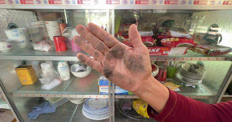 Nhà máy hiện vẫn chưa xử lý triệt để, bụi tro vẫn bay ra khu vực hàng chục hộ dân sống xung quanh. Ảnh: Hoàng Lộc