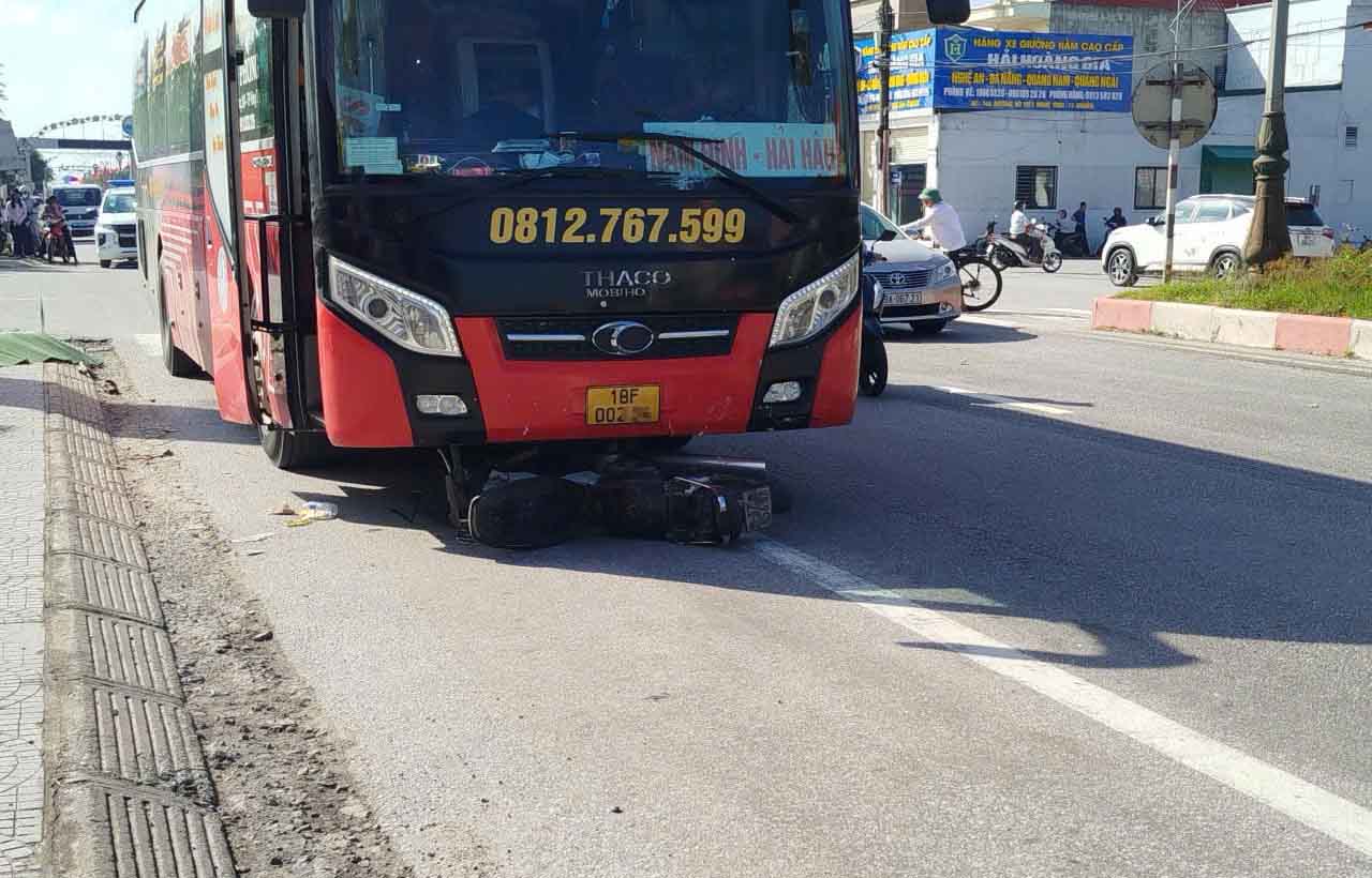 Hiện trường vụ tai nạn khiến ông N (80 tuổi, trú xã Can Lộc) điều khiển xe máy tử vong sau va chạm với xe khách. Ảnh: Trần Tuấn.