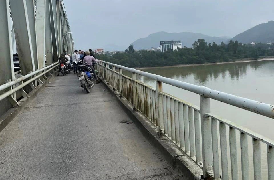 Người dân mong muốn lan can cầu Bến Thủy được xây cao lên, hoặc có hệ thống lưới chặn người nhảy cầu tự tử. Ảnh: Ngọc Anh