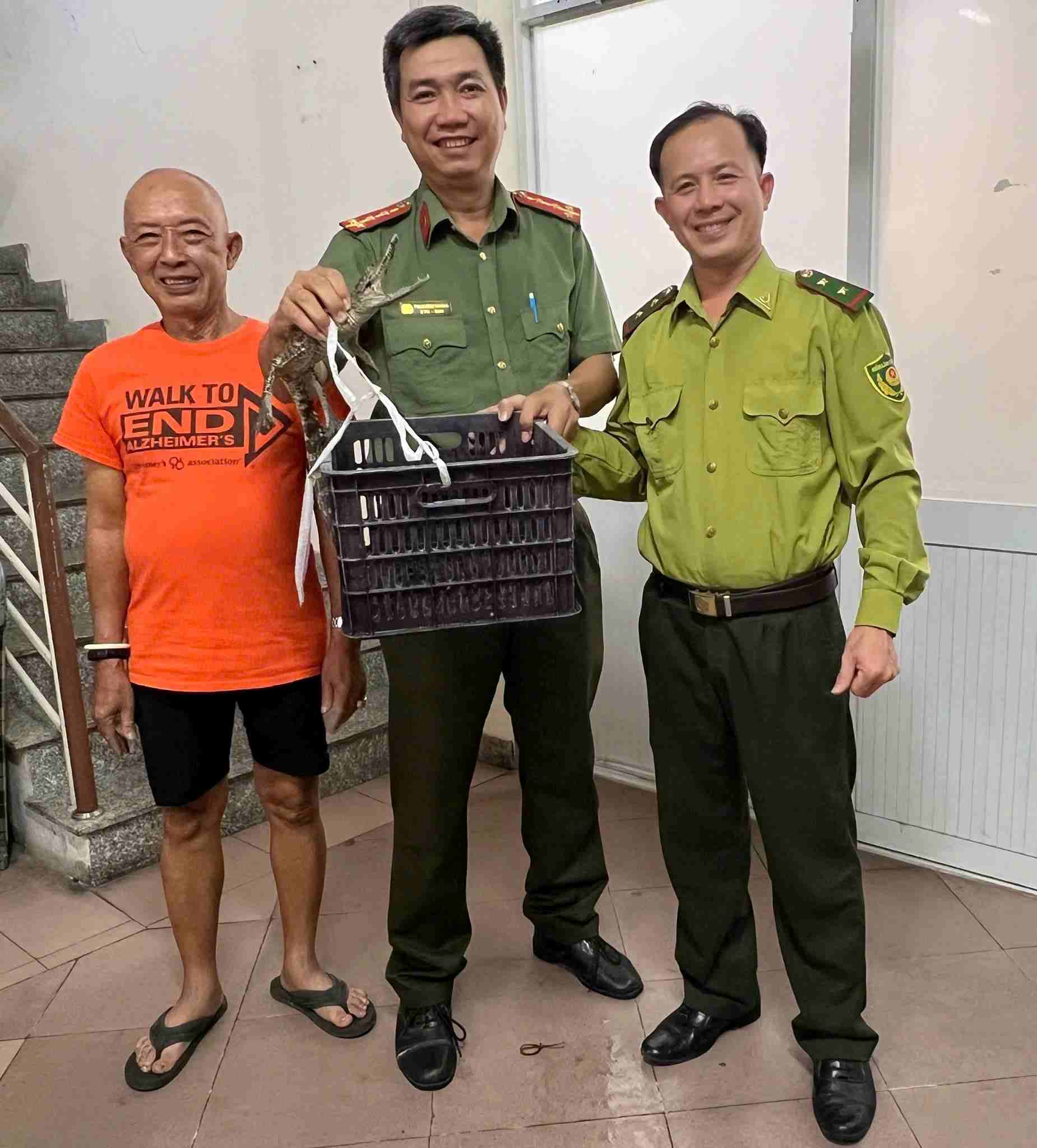 Công an phường Bình Tiên tiếp nhận cá sấu và nhanh chóng bàn giao cho Chi cục Kiểm lâm TPHCM để xử lý theo quy định của pháp luật. Ảnh: Đông Hoàng