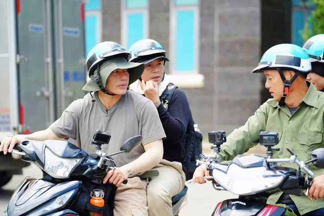 Các chiến sĩ nhập vai thâm nhập vào làng địa phương trong trang phục mộc mạc, đơn sơ của những người dân thường lao động