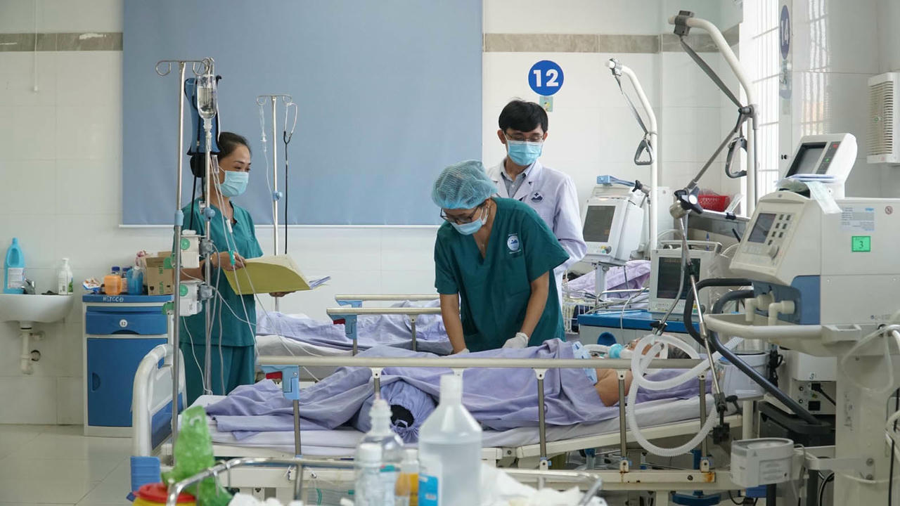 Ngành Y tế Việt Nam đang thiếu hụt nhân lực để đáp ứng nhu cầu chăm sóc sức khỏe ngày càng tăng.  (Ảnh minh họa - Nguồn: LĐ)