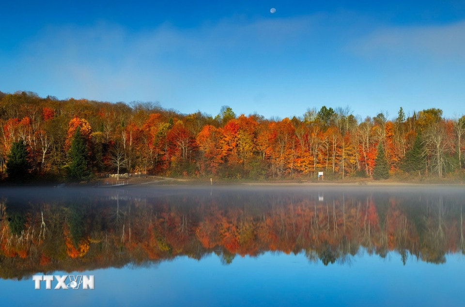 Cảnh đẹp mùa thu tại Huntsville, Ontario, Canada. (Ảnh: THX/TTXVN)