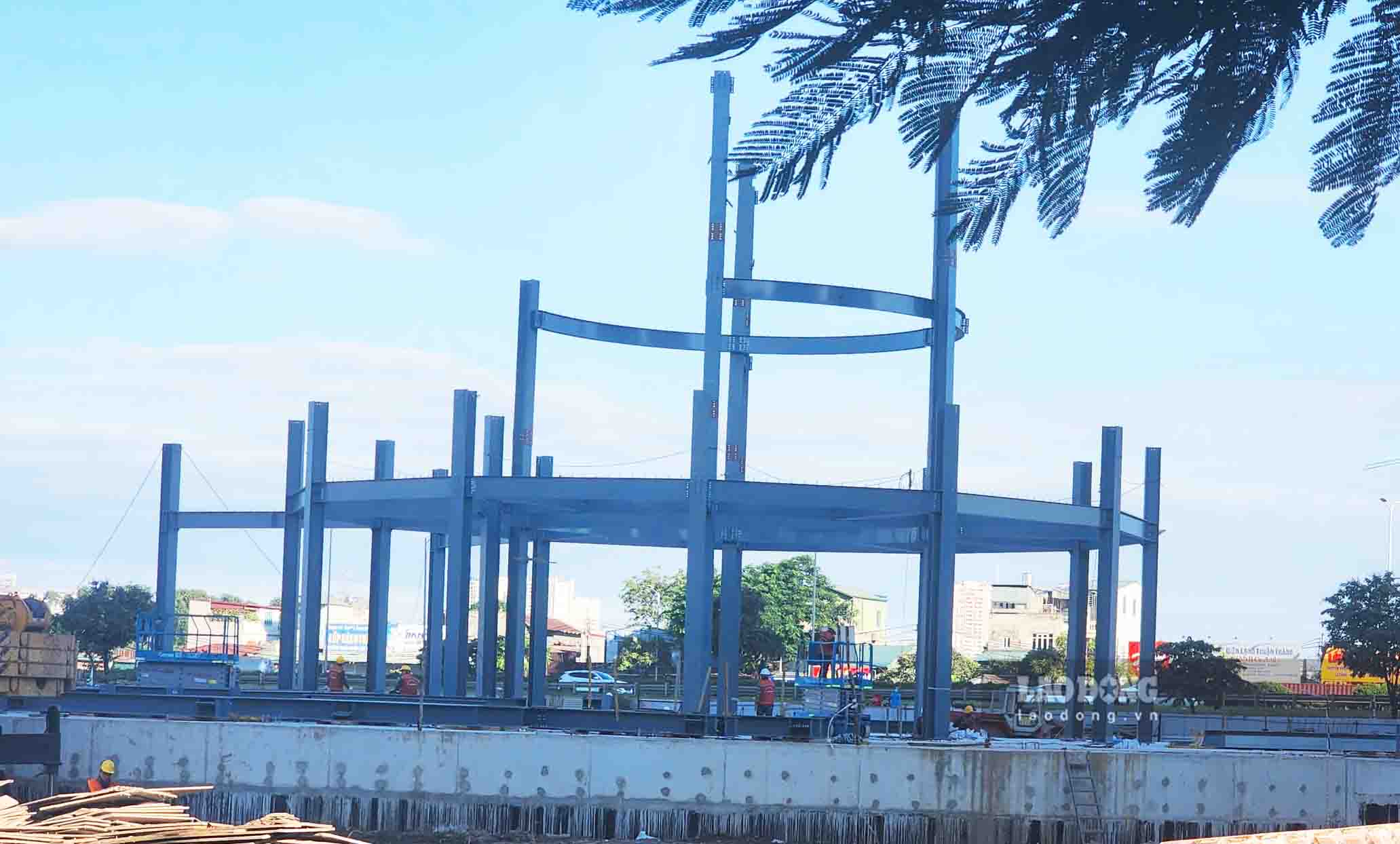 Kết cấu khung thép nhà 3 tầng của Bến xe Yên Sở đang được lắp đặt. Ảnh: Nguyễn Tùng.