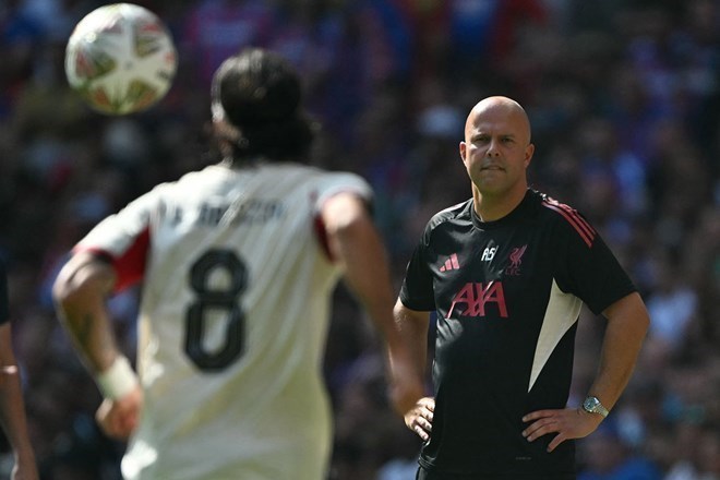 4 câu hỏi Arne Slot cần trả lời với Liverpool