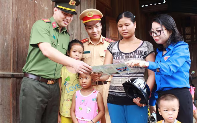 Lực lượng công an tuyên truyền tới người dân về việc nhận diện và phòng, chống tội phạm mua bán người
