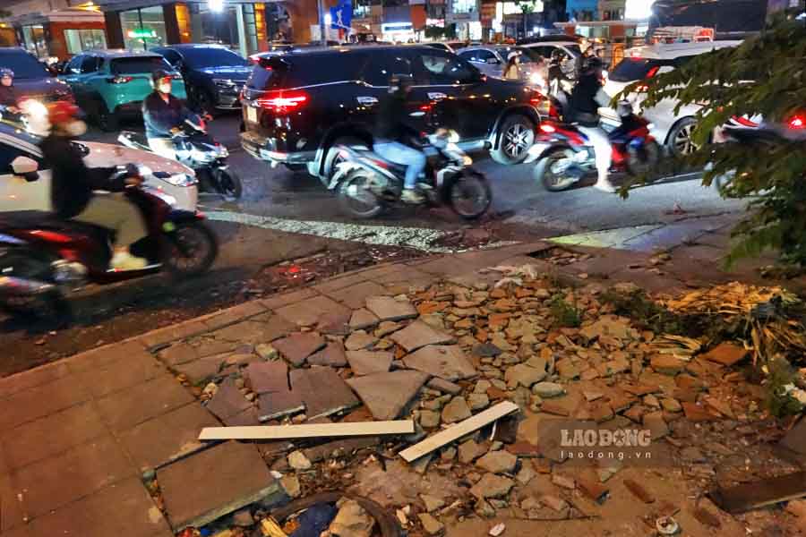 Một đoạn vỉa hè đường Khuất Duy Tiến (phường Thanh Xuân) có đá lát gần như vỡ vụn. Trên trục đường này có hàng chục điểm rơi vào tình trạng như thế này.