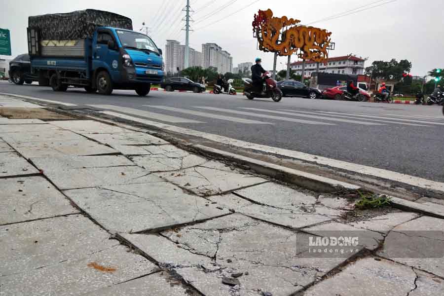 Một đoạn đá lát vỉa hè đường Nguyễn Thanh Bình (phường Hà Đông) bị vỡ, lún nứt.