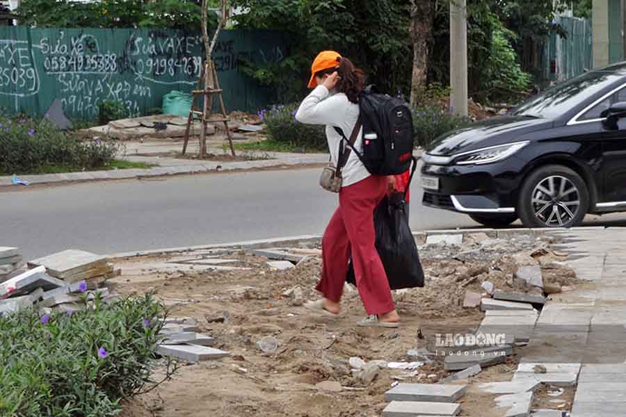 “Chỗ này họ đào lên khoảng nửa tháng nay rồi. Đợt mưa lớn gần đây cả khu vực này ngập ngang thắt lưng. Chúng tôi cũng không biết vì sao đá mới lát đẹp đẽ đã lại đào lên, vỡ nát“, ông N.Đ.T - một người bán hàng gần khu vực này chia sẻ.