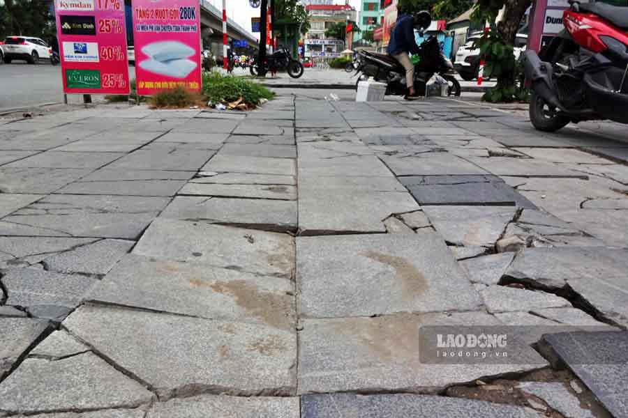 Trên đường Quang Trung (phường Hà Đông) cũng nhan nhản các vị trí có đá lát vỉa hè vỡ nát, lún nứt.