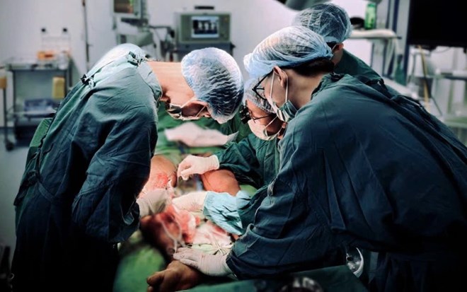Thoát cảnh cắt cụt chân sau vụ tai nạn nhờ ca đại phẫu bắc cầu động mạch khoeo