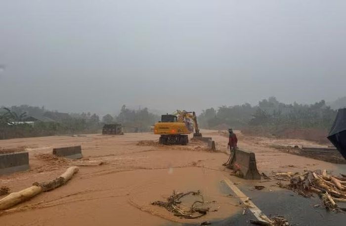 Nước lũ gây ngập, sạt lở cao tốc La Sơn- Túy Loan, giao thông tê liệt